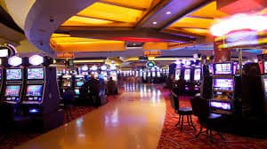 Antarmuka dashboard maung88 menampilkan sportsbook, permainan dealer langsung, dan slot